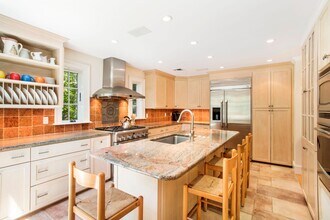 68 Hedges Ln in Amagansett, NY - Building Photo - Building Photo