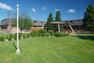 413 N Edward St in Thunder Bay, ON - Building Photo