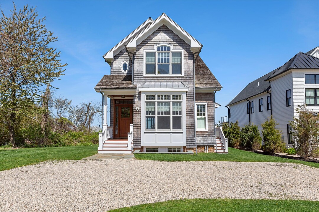 938 Sound Shore Rd in Riverhead, NY - Foto de edificio