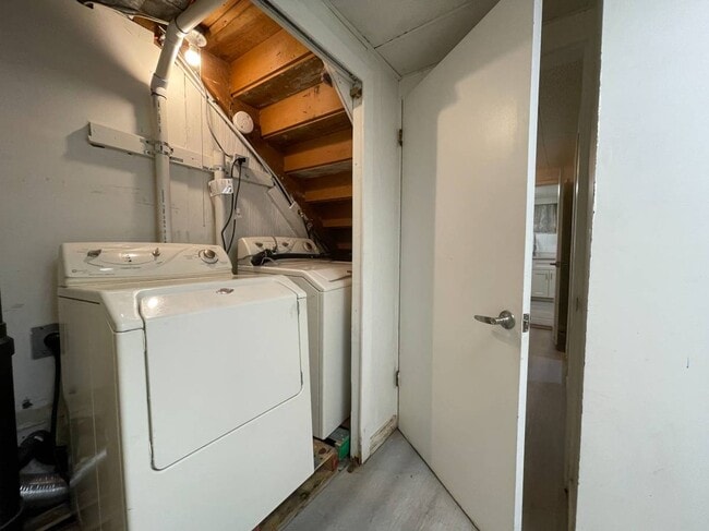 6407 Clinton St in Burnaby, BC - Building Photo - Building Photo