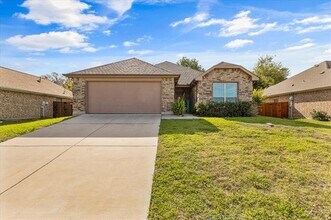 713 Oakmont Dr in Ennis, TX - Building Photo - Building Photo