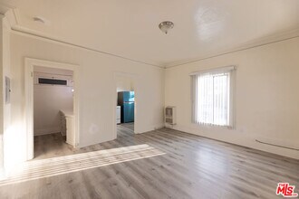 946 S Burlington Ave in Los Angeles, CA - Building Photo - Building Photo