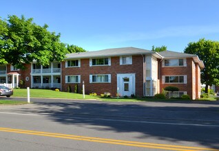 Country Club in Rochester, NY - Foto de edificio - Building Photo