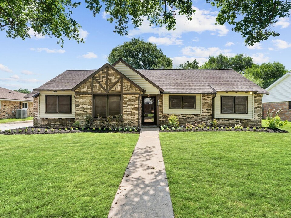 2122 Briar Cir in Pearland, TX - Building Photo