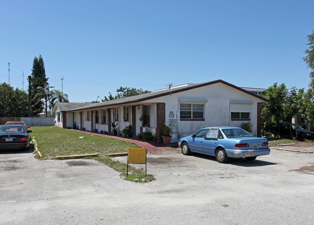 6120 SW 27th St in Miramar, FL - Foto de edificio