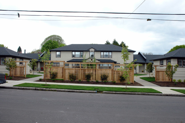 Maple Court Apartments in Portland, OR - Building Photo - Building Photo