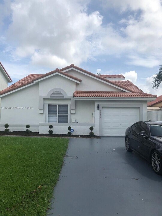 5531 NW 188th St in Miami Gardens, FL - Building Photo