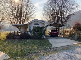134 Crabapple Ln in Maggie Valley, NC - Building Photo