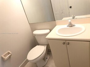 4637 NW 97th Ct in Doral, FL - Foto de edificio - Building Photo