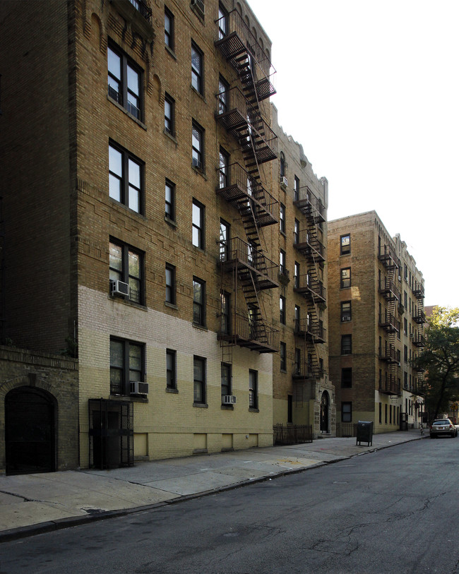 213 Bennett Avenue in New York, NY - Building Photo - Building Photo