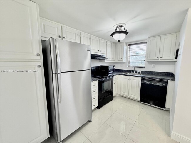 3150 W Rolling Hills Cir, Unit 307 in Davie, FL - Building Photo - Building Photo