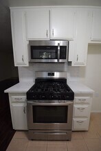 10745 Hortense St in Los Angeles, CA - Foto de edificio - Building Photo