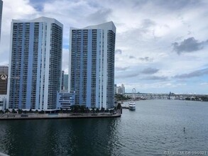 888 Brickell Key Dr, Unit 2512 in Miami, FL - Foto de edificio - Building Photo