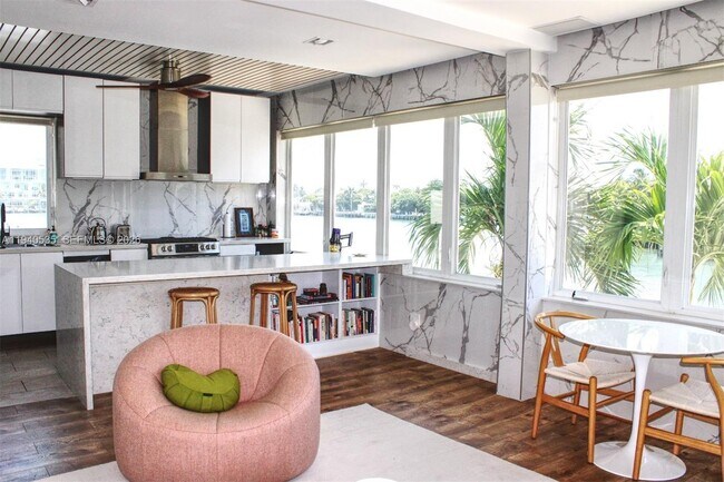 4710 Pine Tree Dr in Miami Beach, FL - Building Photo - Building Photo