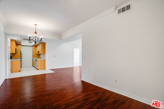 3328 Oakhurst Ave in Los Angeles, CA - Building Photo - Building Photo