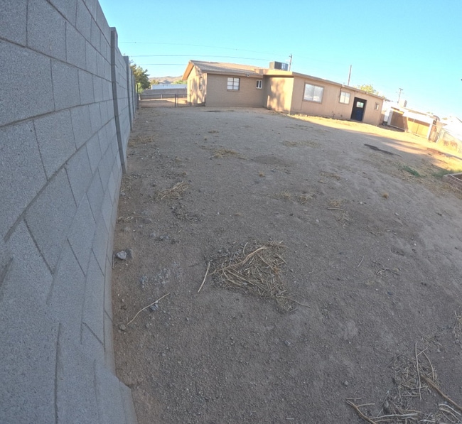 2612 E Alta Vista Rd in Phoenix, AZ - Foto de edificio - Building Photo