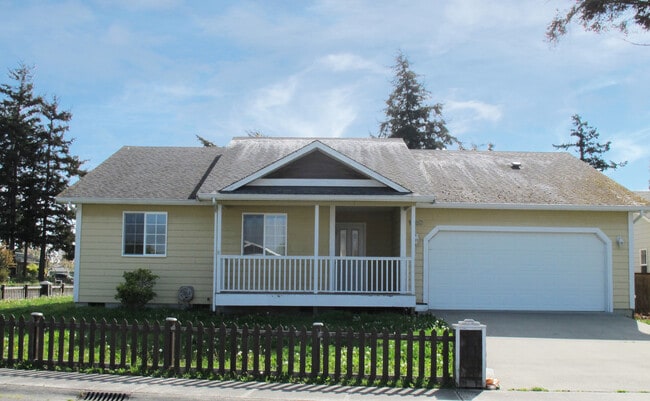 1960 SW Rosario Pl in Oak Harbor, WA - Building Photo - Building Photo