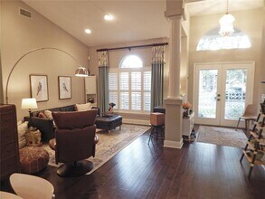 3603 Cypress Meadows Rd in Tampa, FL - Building Photo - Building Photo