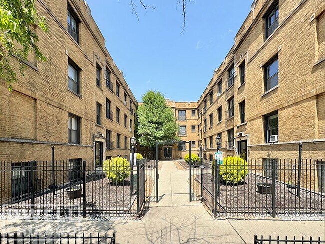 732 W Roscoe St, Unit 1 in Chicago, IL - Foto de edificio - Building Photo