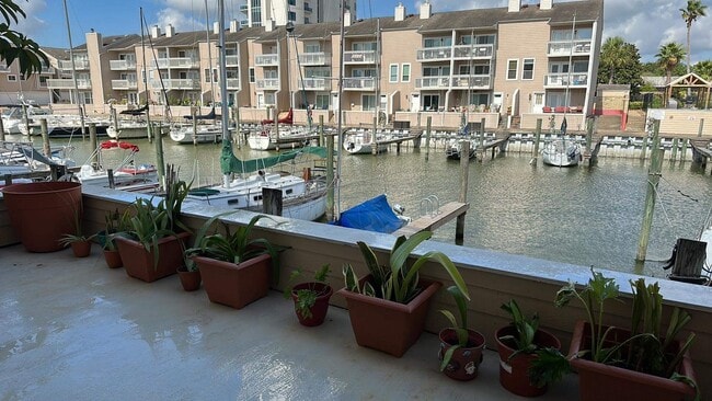 4749 E NASA Pkwy in Seabrook, TX - Building Photo - Building Photo