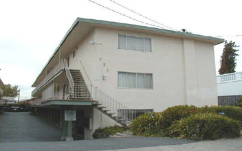 724-736 Smalley Ave in Hayward, CA - Foto de edificio - Building Photo