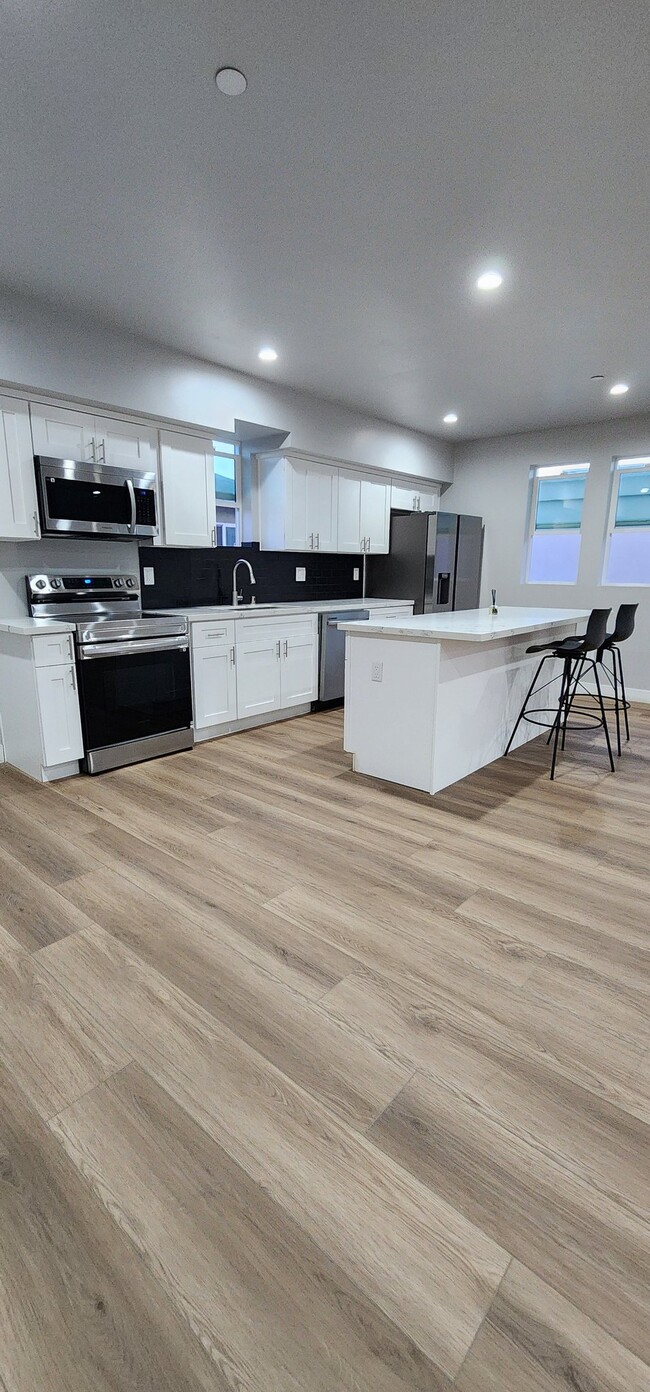 2401 Redondo Blvd in Los Angeles, CA - Building Photo - Building Photo