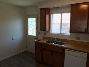 21036 Santa Barbara Dr, Unit Apt B1 in Tehachapi, CA - Building Photo - Building Photo
