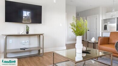 1000 Forestview Dr in Oakwood, GA - Foto de edificio - Building Photo