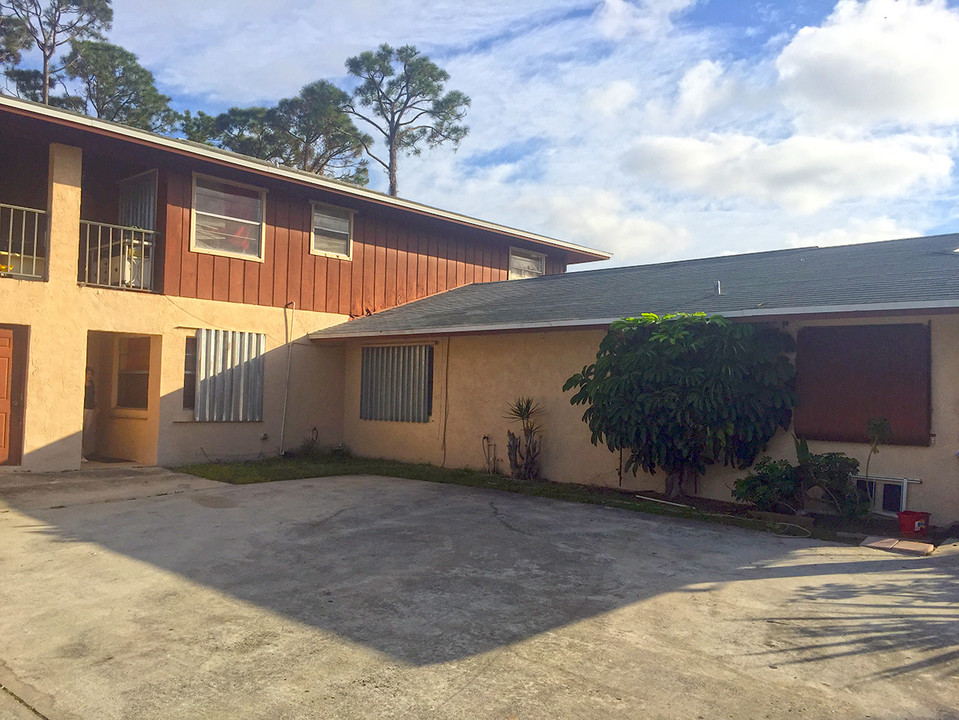 Triplex Apartments in Jupiter, FL - Building Photo