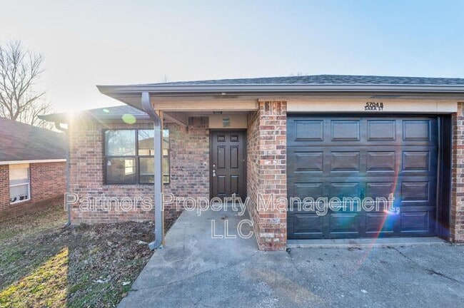 5702 Sara St in Fayetteville, AR - Building Photo - Building Photo