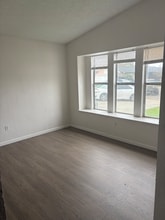 1905 Roth Ct in Turlock, CA - Foto de edificio - Building Photo