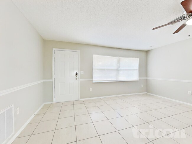 6320 Moog Rd in Holiday, FL - Foto de edificio - Building Photo