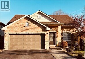 41 Idlewilde Ln in Hamilton, ON - Building Photo