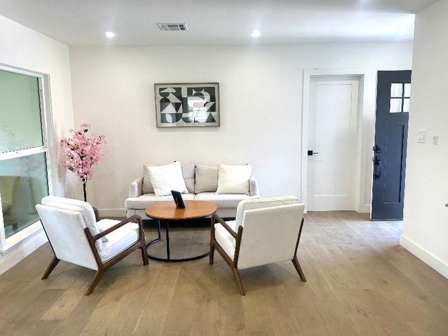 16913 Covello St in Los Angeles, CA - Foto de edificio - Building Photo