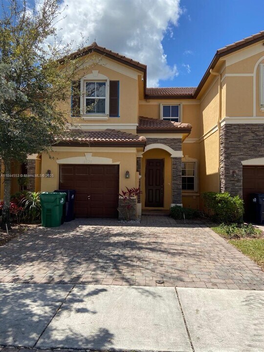 8728 NW 113th Ct in Doral, FL - Building Photo