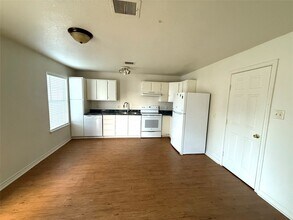 4715 16th St in Bacliff, TX - Building Photo - Building Photo
