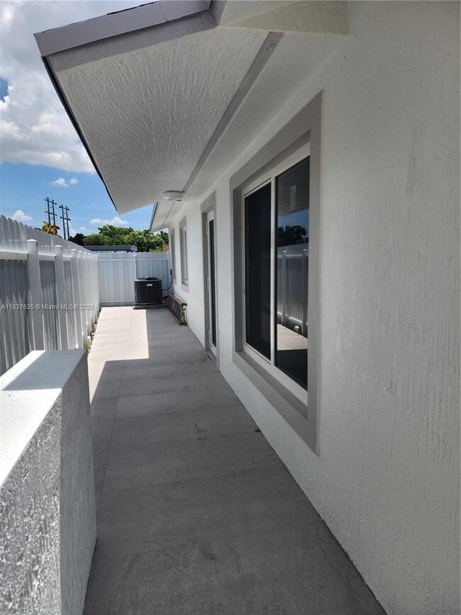 4213 SW 137th Ct in Miami, FL - Foto de edificio - Building Photo
