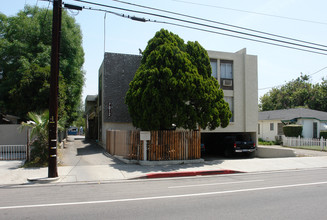 7012 Woodley Ave in Van Nuys, CA - Building Photo - Building Photo