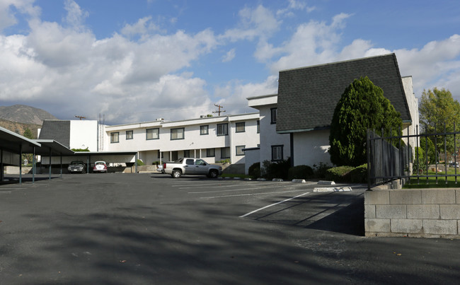 North Sierra Apartments in San Bernardino, CA - Foto de edificio - Building Photo