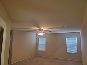 109 S Creek Bend Dr in Hutto, TX - Building Photo - Building Photo