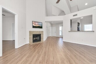 4144 Greystone Way, Unit 703 in Sugar Land, TX - Foto de edificio - Building Photo