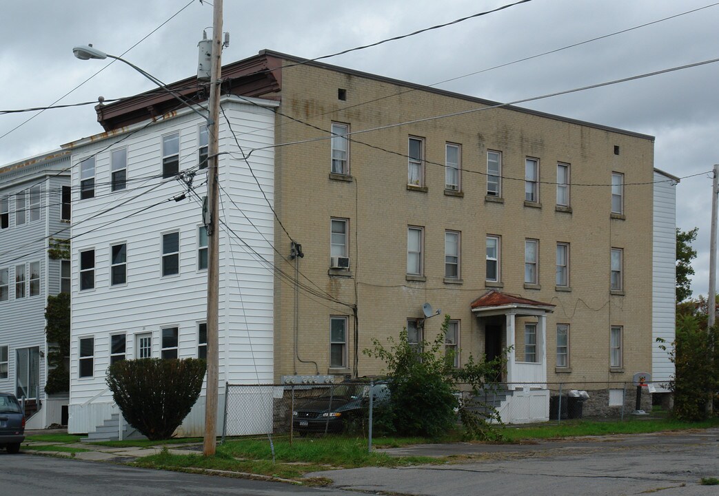 26 James St in Amsterdam, NY - Building Photo