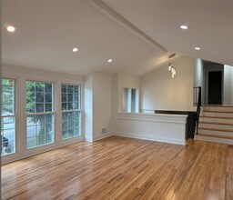 251 Broadfield Rd in New Rochelle, NY - Building Photo - Building Photo
