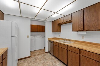 516 Marshall Ct, Unit 104 in West Bend, WI - Building Photo - Building Photo