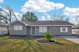 3102 Hays St in Pasadena, TX - Building Photo