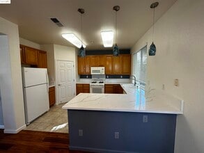 575 Quindell Way in Brentwood, CA - Building Photo - Building Photo