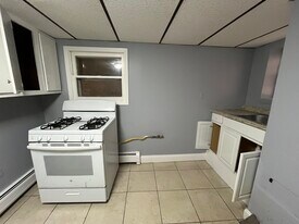 33 W 29th St, Unit A basement in Bayonne, NJ - Building Photo