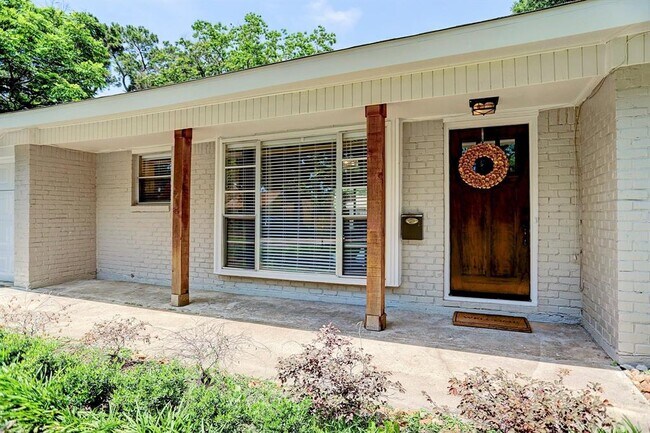 10050 Haddington Dr in Houston, TX - Building Photo - Building Photo