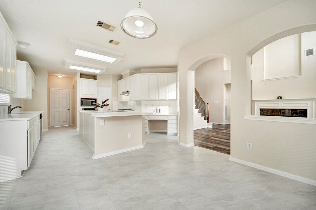 8215 Still Oak Ln in Cypress, TX - Building Photo