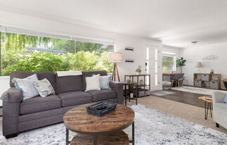 804 N Main St in Coupeville, WA - Building Photo